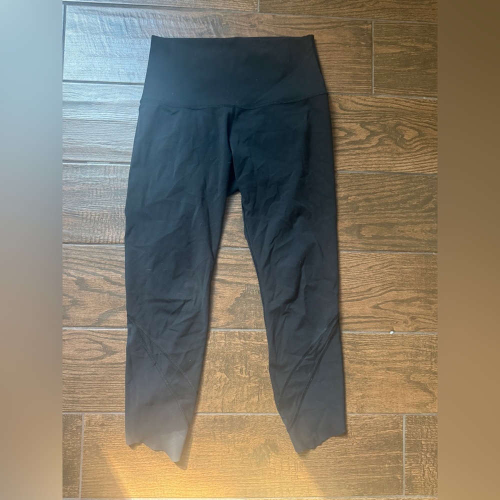 Lululemon Wunder under HR Crop 23" scalloped. Black. Size 6